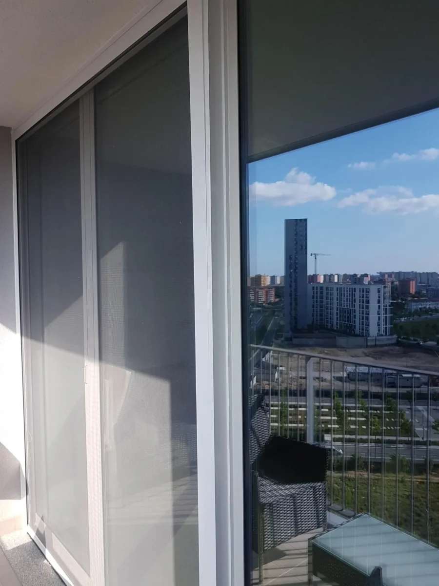 Zanzariera verticale a catenella installata da VAIS Home a Milano