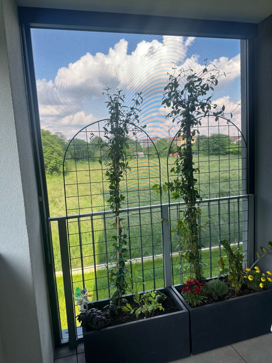 Zanzariera installata su porta-finestra di un balcone